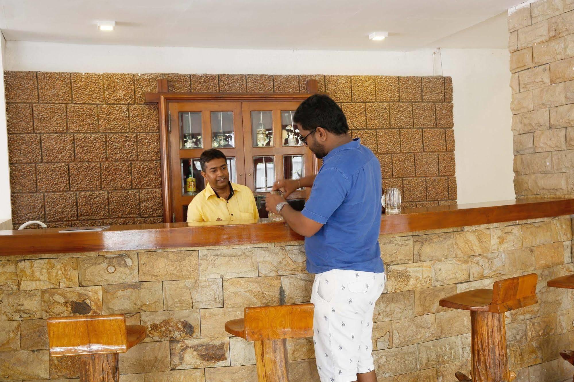 The Reef Beach Hotel Negombo Exterior foto